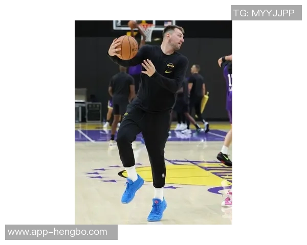 小里与东契奇的默契搭档雷迪克谈勒布朗缺阵的影响与应对策略 小里与东契奇的默契搭档雷迪克谈勒布朗缺阵的影响与应对策略