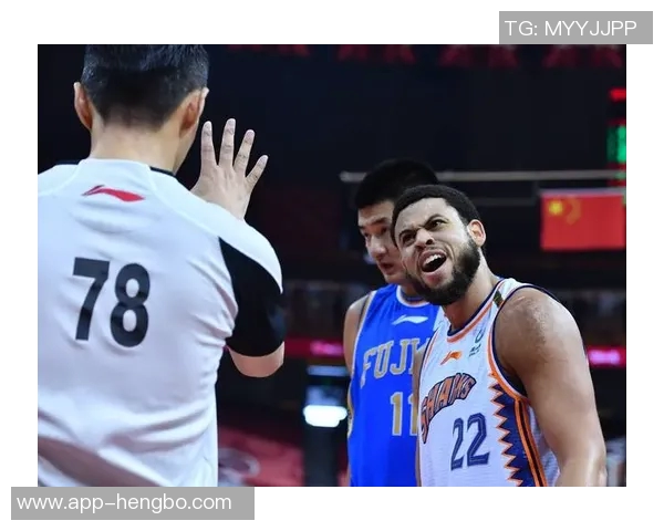 麦卡半场被调侃能否进三个球最终尝试未能成功引发队友欢笑 麦卡半场被调侃能否进三个球最终尝试未能成功引发队友欢笑