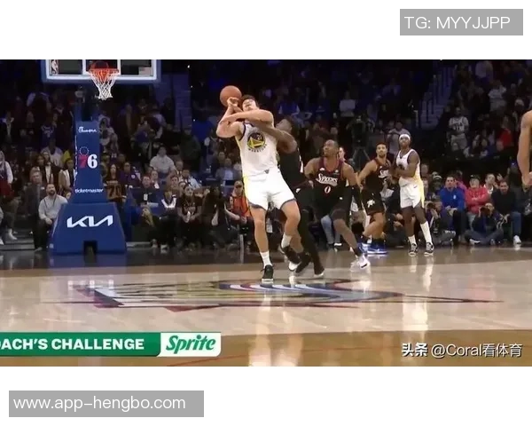 埃奇库姆倒地抢断展现速度76人迅速暂停保护球权