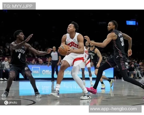 克拉克斯顿半场表现出色11投6中贡献13分7篮板2助攻1抢断